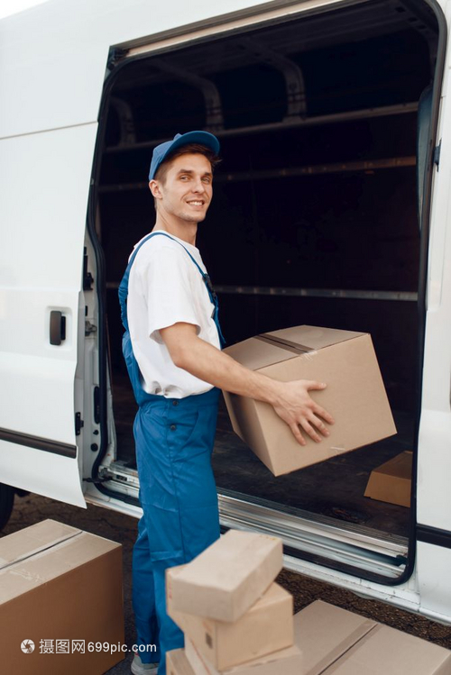 都市脈動中的制服身影 現代送貨員的打包與運輸日常